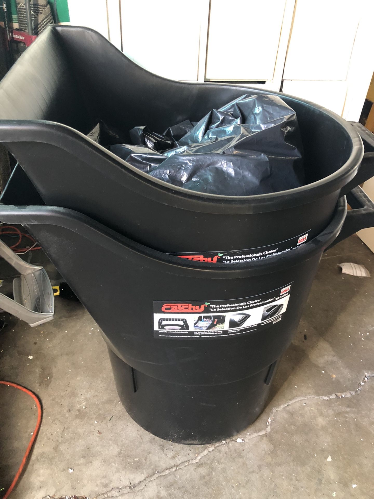 Catchy can Landscape, Lawncare Trash Can With Scoop for Sale in Pico