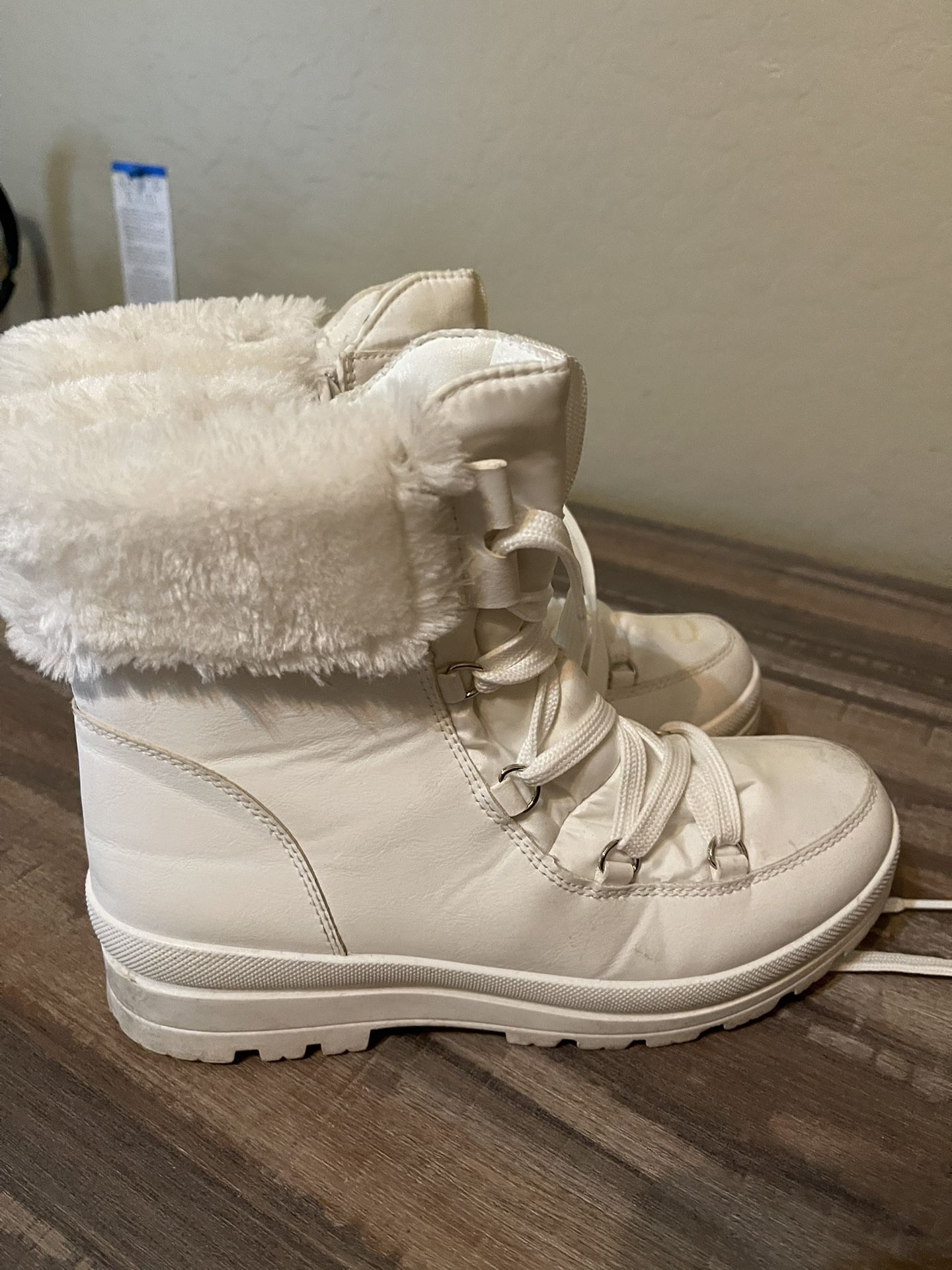 Hash Bubbie Women’s fuzzie Snow Boots 7