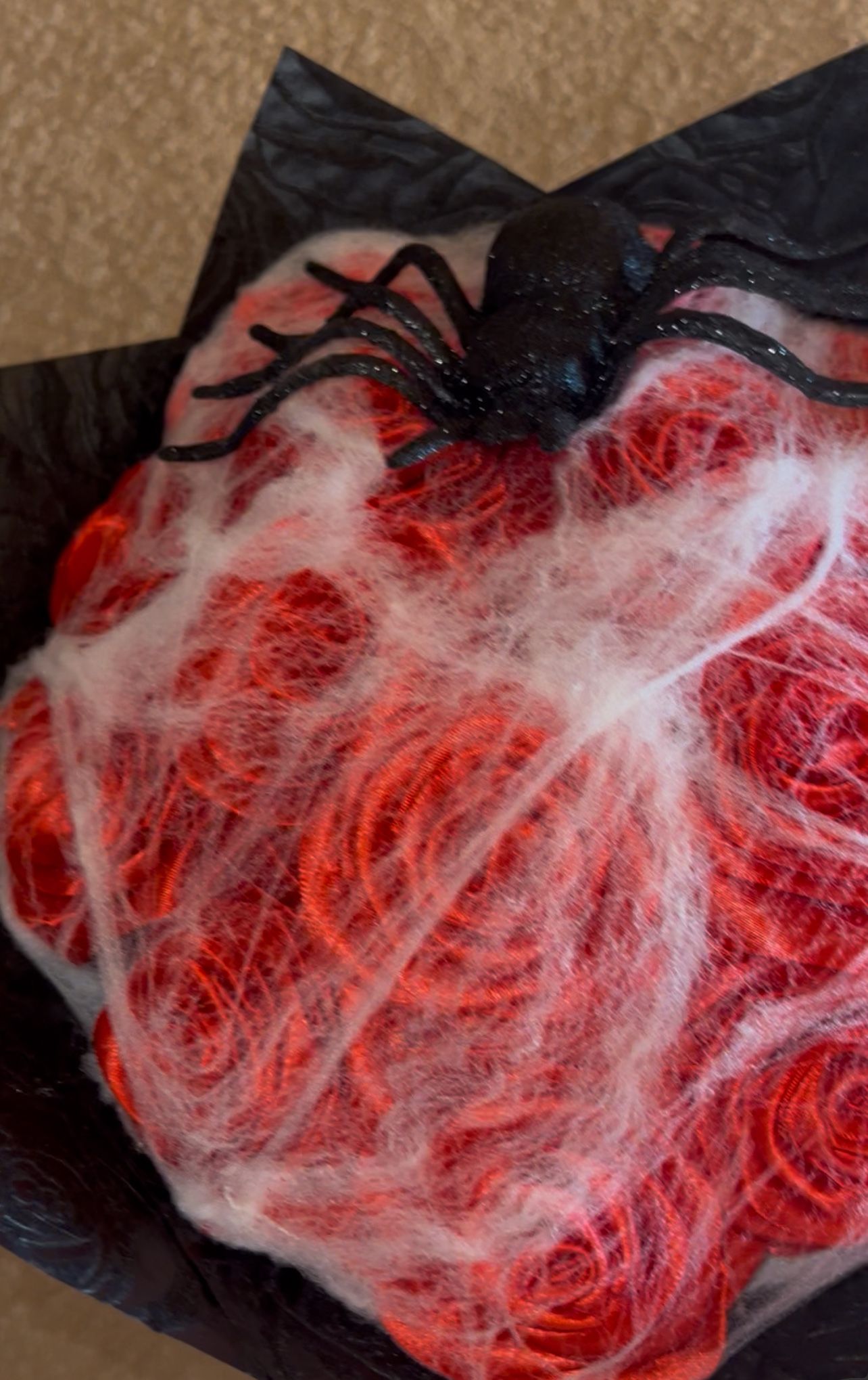 🕷️ Spider Web Ramo – 15ct Red Rose Halloween Bouquet 🎃