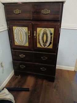 Two pieces bedroom dresser set