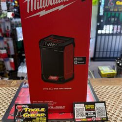 Milwaukee M12 12-Volt Lithium-Ion Cordless Bluetooth/AM/FM Jobsite Radio