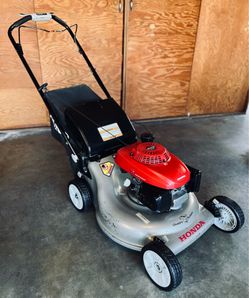 Honda HRR2168VKA Self-Propelled Lawn Mower - Excellent Condition