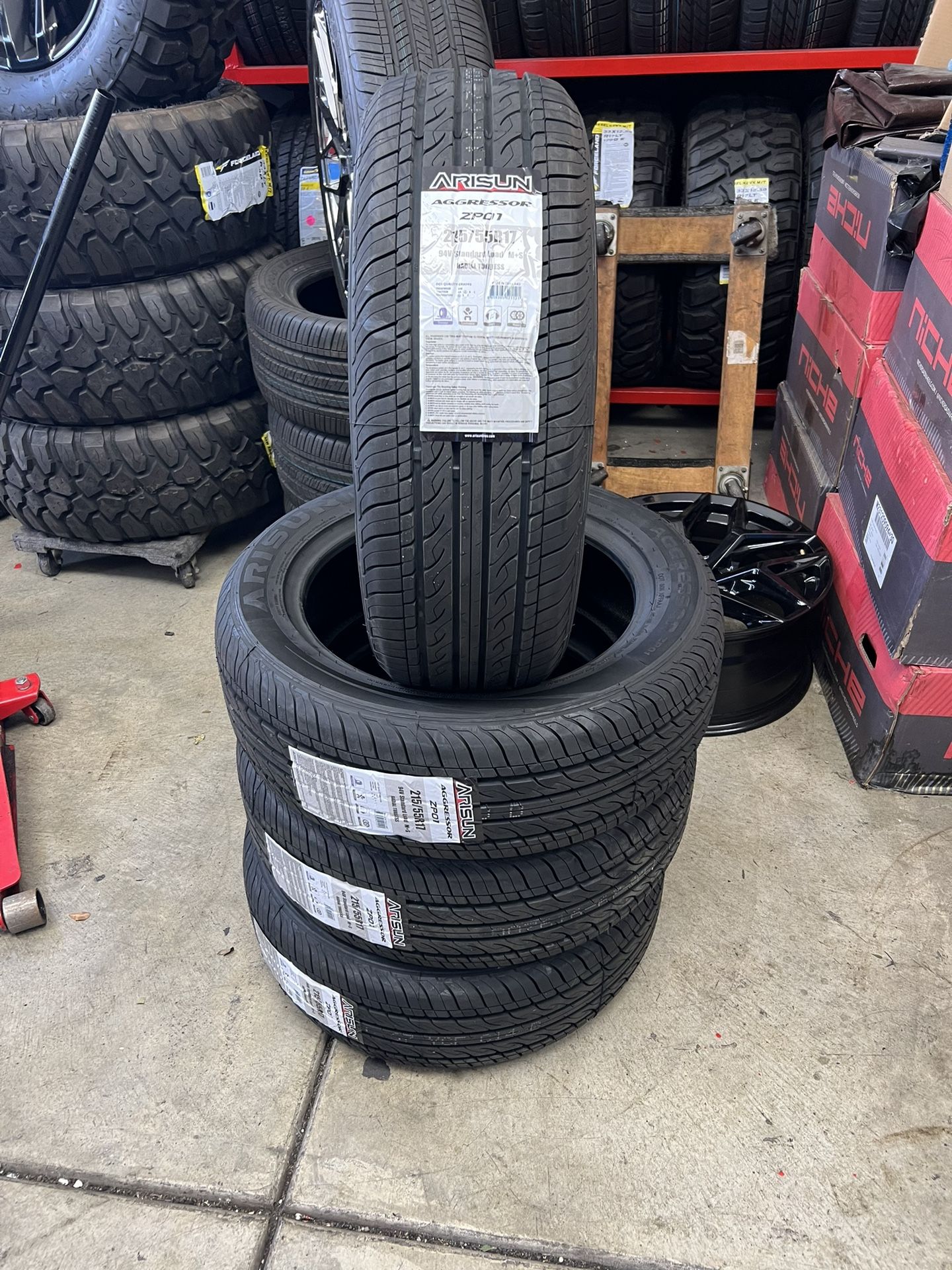 215/55/17 Espesial de 4 llantas montadas y balansiadas 4 tires mounted and balanced Arisun aggessor 215-55-17 $300 warranty 65,000 millasj