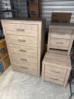 Modern Wood Grain 5-Drawer Chest and Nightstand Set