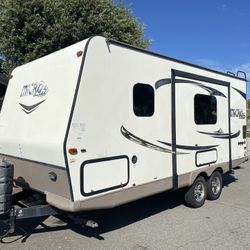  🏕️ 2016 Flagstaff Micro Lite 21DS — Solar, New Tires, Turn-Key & Boondocking Ready! 🚐✨