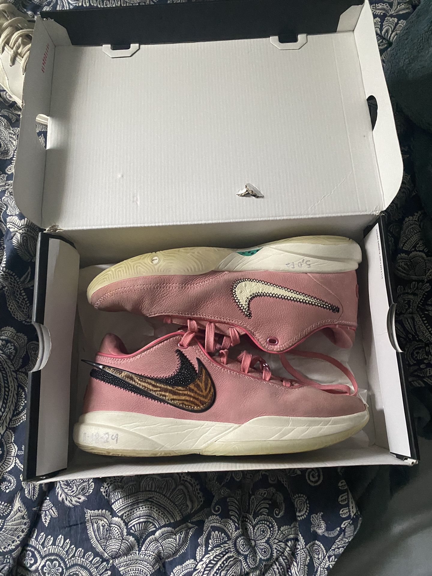 Basketball shoes