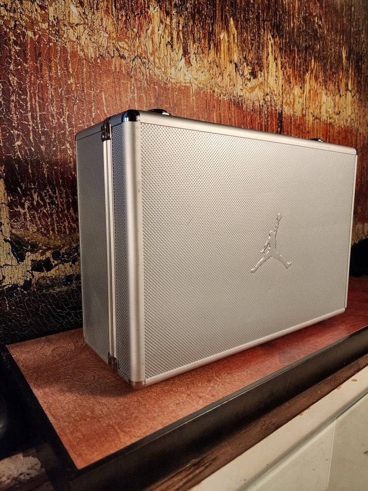 Rare Vintage Jordan Metal Shoe Box Display Suit Case. Great condition, awesome color combination and design. Metal suit case design for your favorite