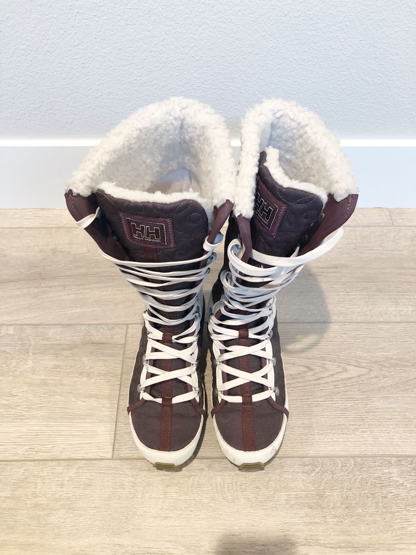 Helly Hansen Womens Quilted Detail Snow Boot with shearling interior. Womens Size 7.5