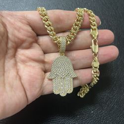 14k gold plated Hamsa hand 🪬pendant with chain.