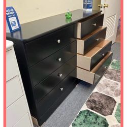 Dresser/ Eight drawers dresser