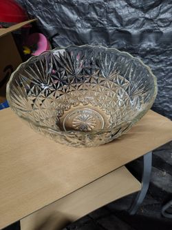 Large punch bowl/ serving bowl