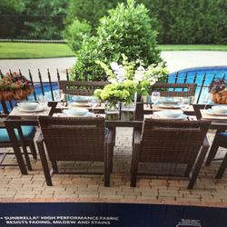 Beautiful (6) Seat Patio Dining Set