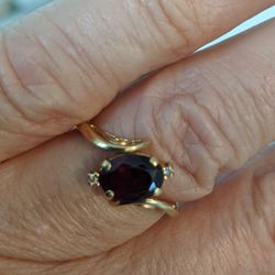 14K GARNET AND DIAMOND RING
