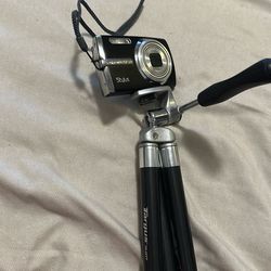 Digital camera and tripod