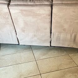 FREE COUCH (SOFA GRATIS)