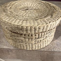 Vintage Handwoven Round Natural Sweetgrass Basket w/Lid