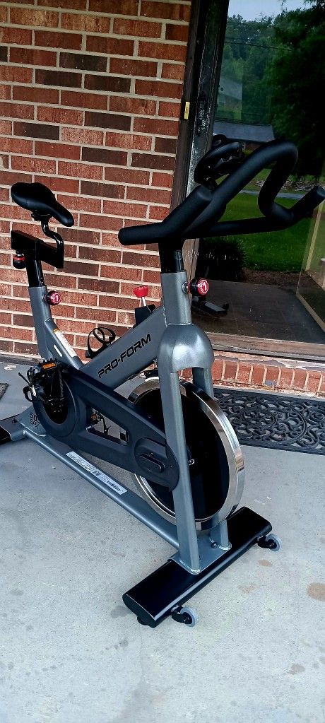 LIKE NEW PRO FORM EXERCISE BIKE WORKS GREAT 