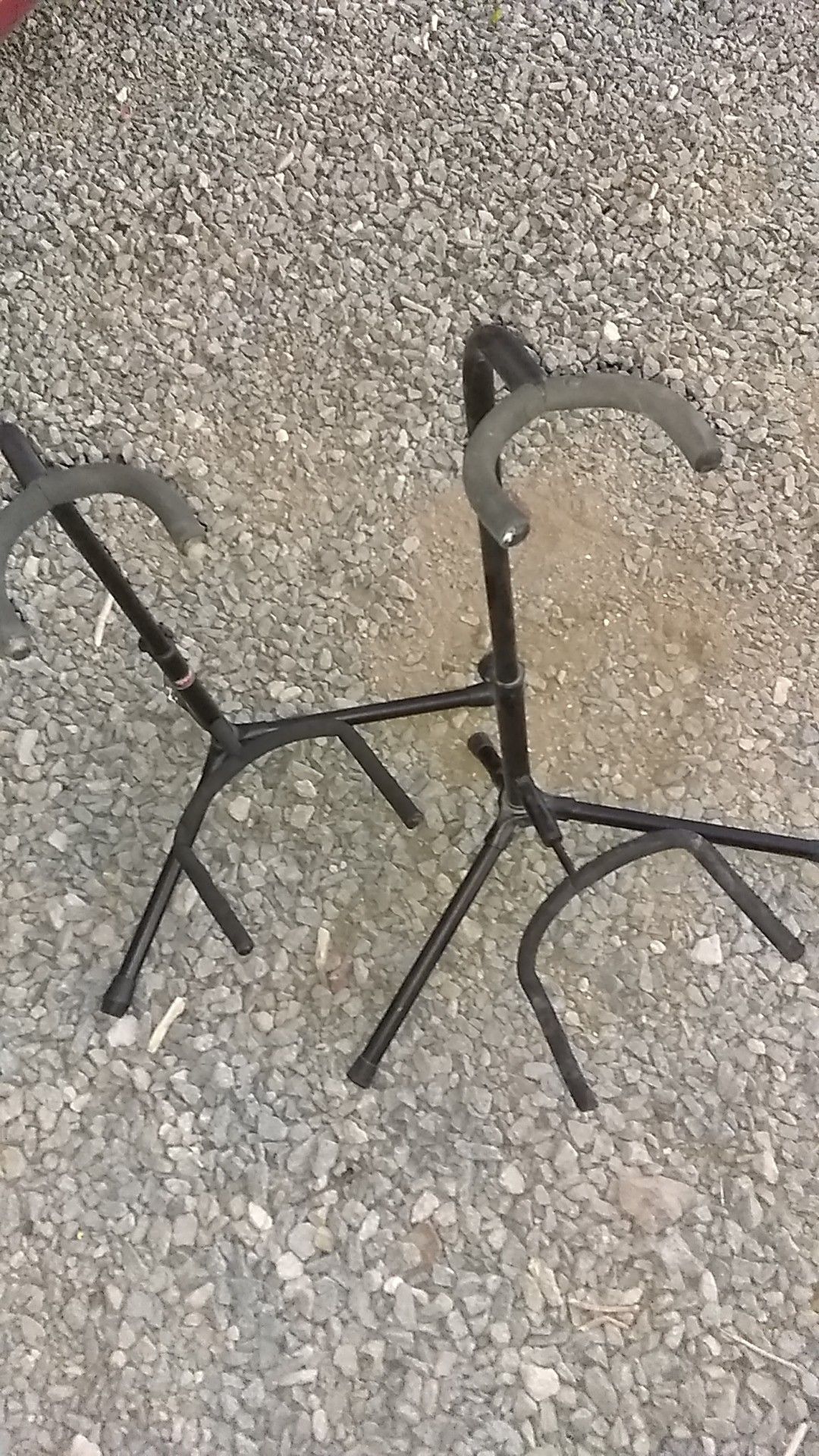 2 guitar stands