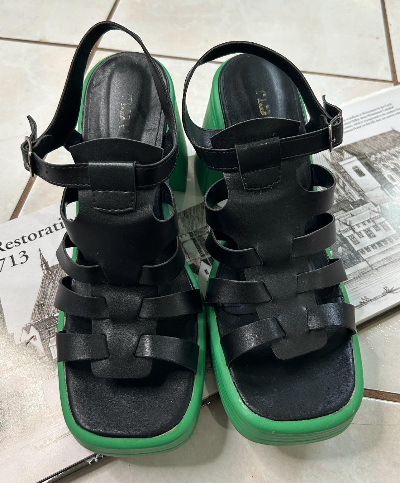 Sandalias Con Trensas Crusadas Y Tacon Y Plataforma Verde
