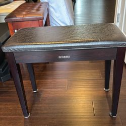 Piano benches 
