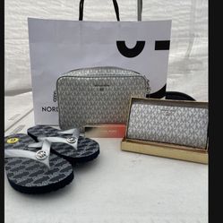 Michael Kors Set NWT Flip flops size 9 Serious inquiries only please  Pick up location in the city of Pico Rivera 