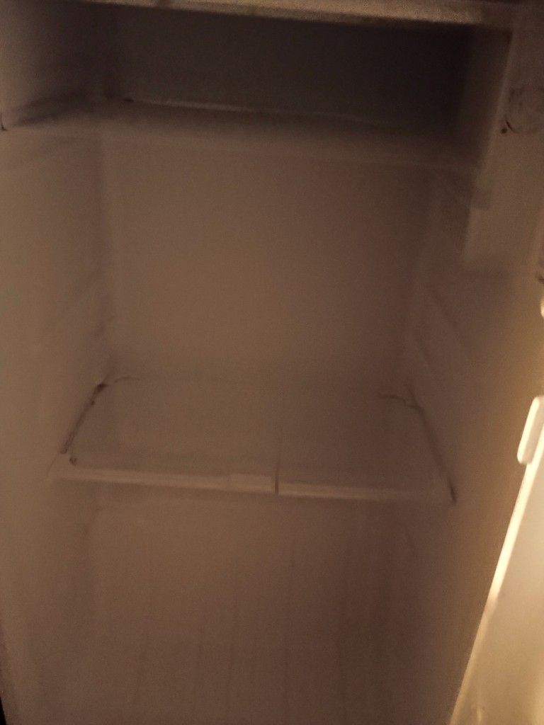 refrigerador. 18x32. Congela Arriba Tiene Una División De Compartimiento Y Otros Para Todas .Huevos Oh Otros