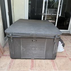 Plug and play 3 to 4 person hot tub