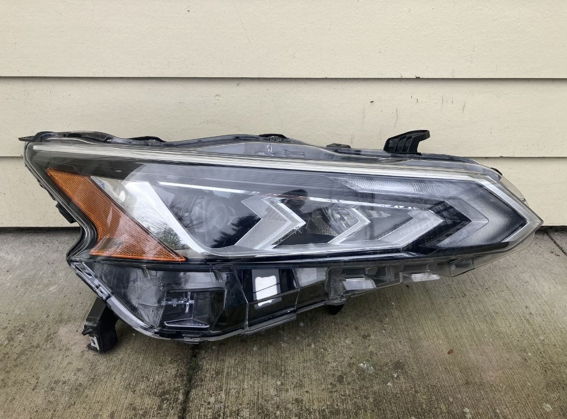 Nissan Altima SR Passenger Headlight