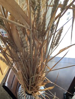 Glass base with dry wheat