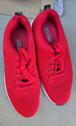 Woman tennis shoes size 8