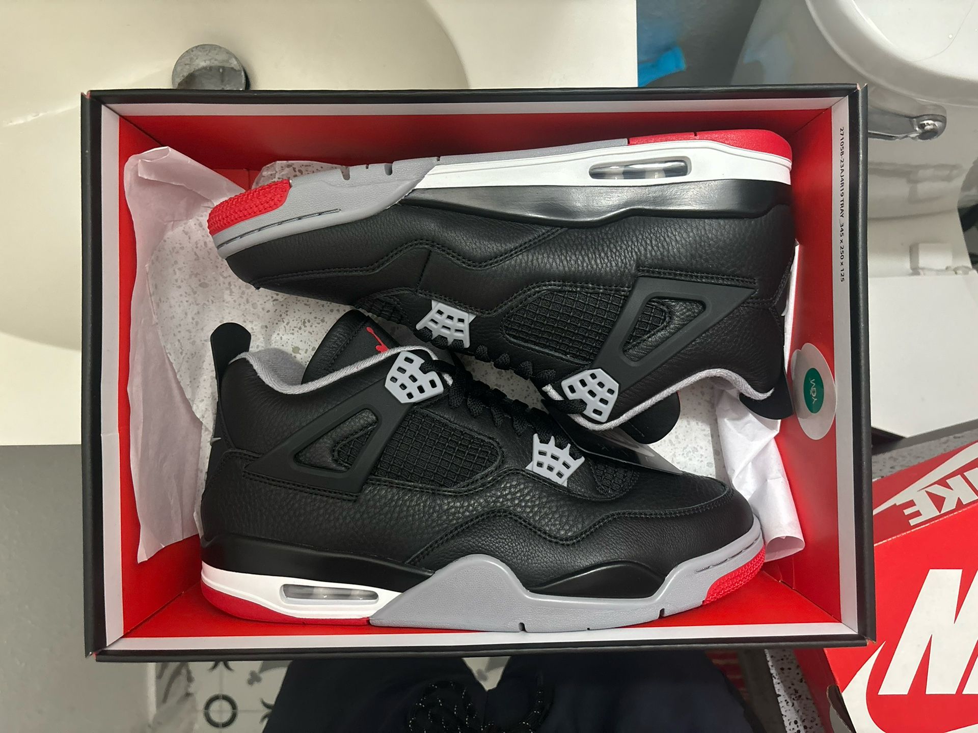 Jordan Bred 4s size 11 Bred Jordan 4 size 11 Air Jordan 11 (44) | Mercari main image 2