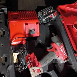 Pistola De Impacto De 3/8 Pila 5.0 Cargador Y Caja