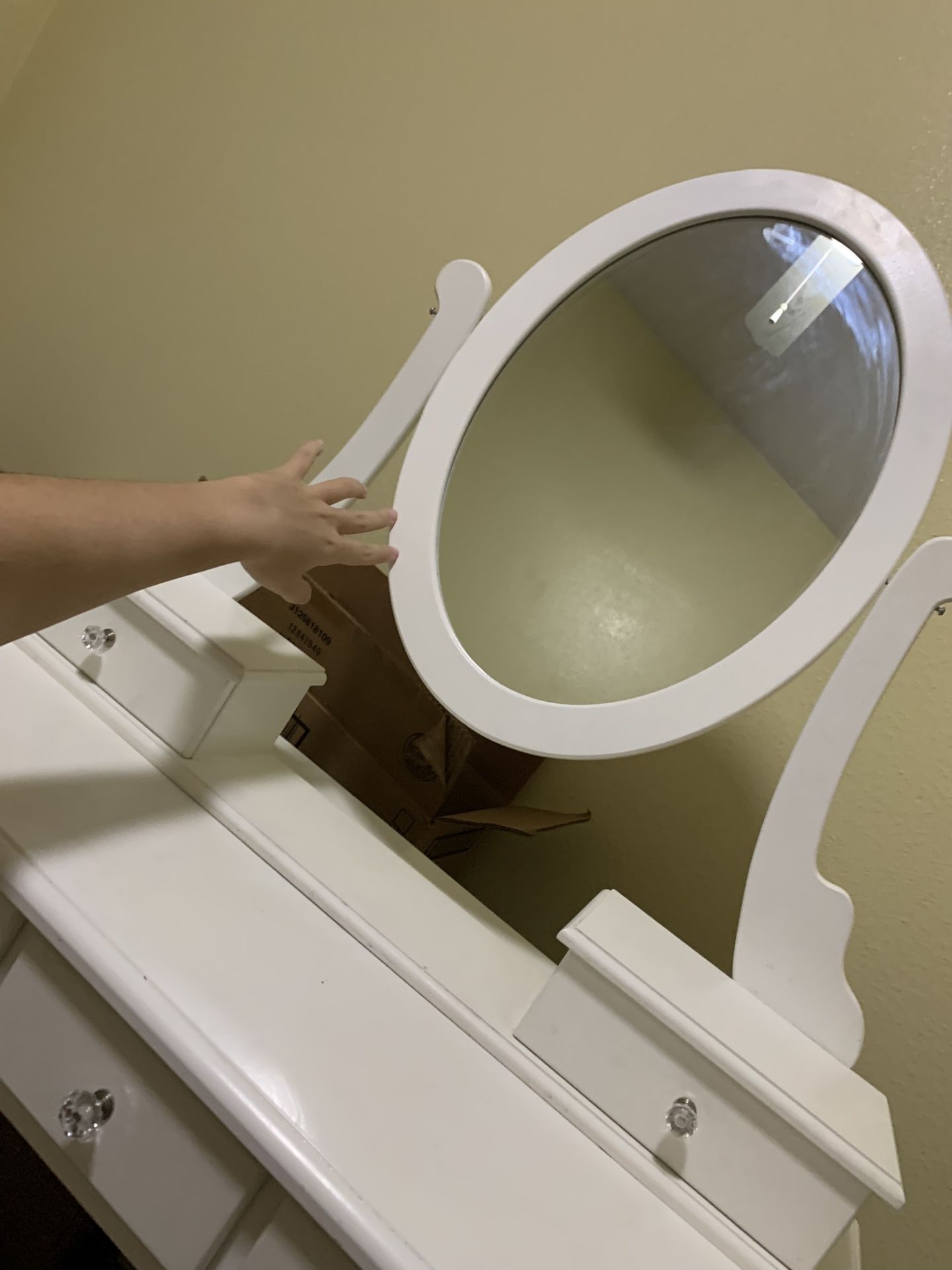 Small/Medium White Vanity (READ DESCRIPTION FOR DETAILS)