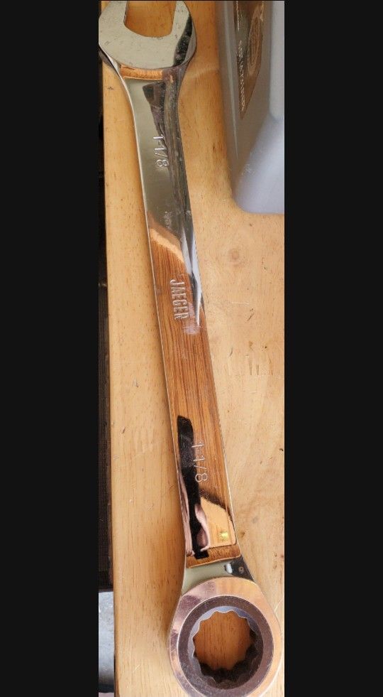 1 1/8 Tight Spot Ratchet Wrench