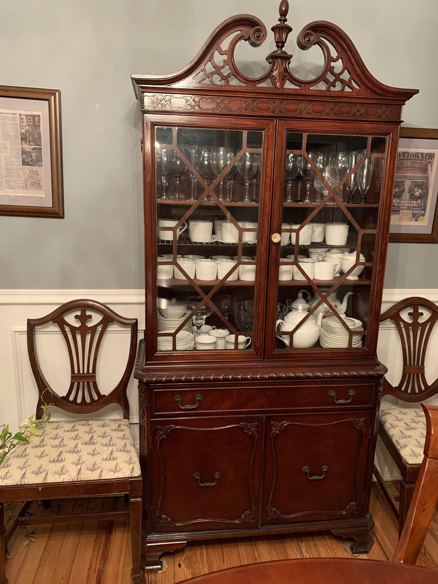Vintage Mahogany China Cabinet In Excellent Condition 