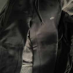 Black Nike tech sweats
