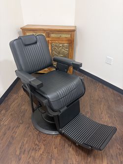 Maverick  Barber Chair Black- Must be sold by 10/30-$1,000 chair