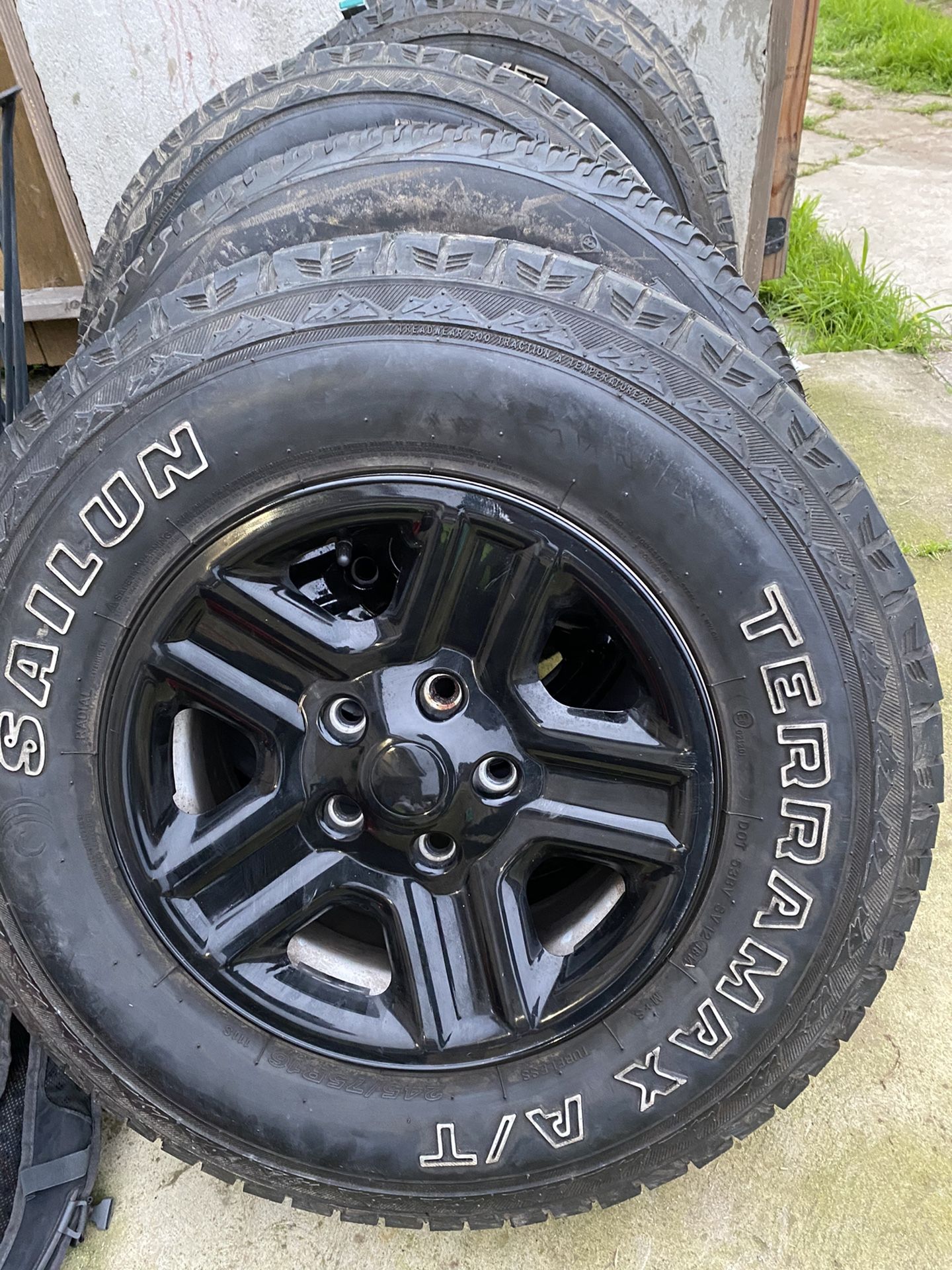 5 Jeep wheels and tires 245/75/16 off a 2013