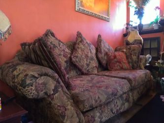 Beautiful floral, couch, great condition