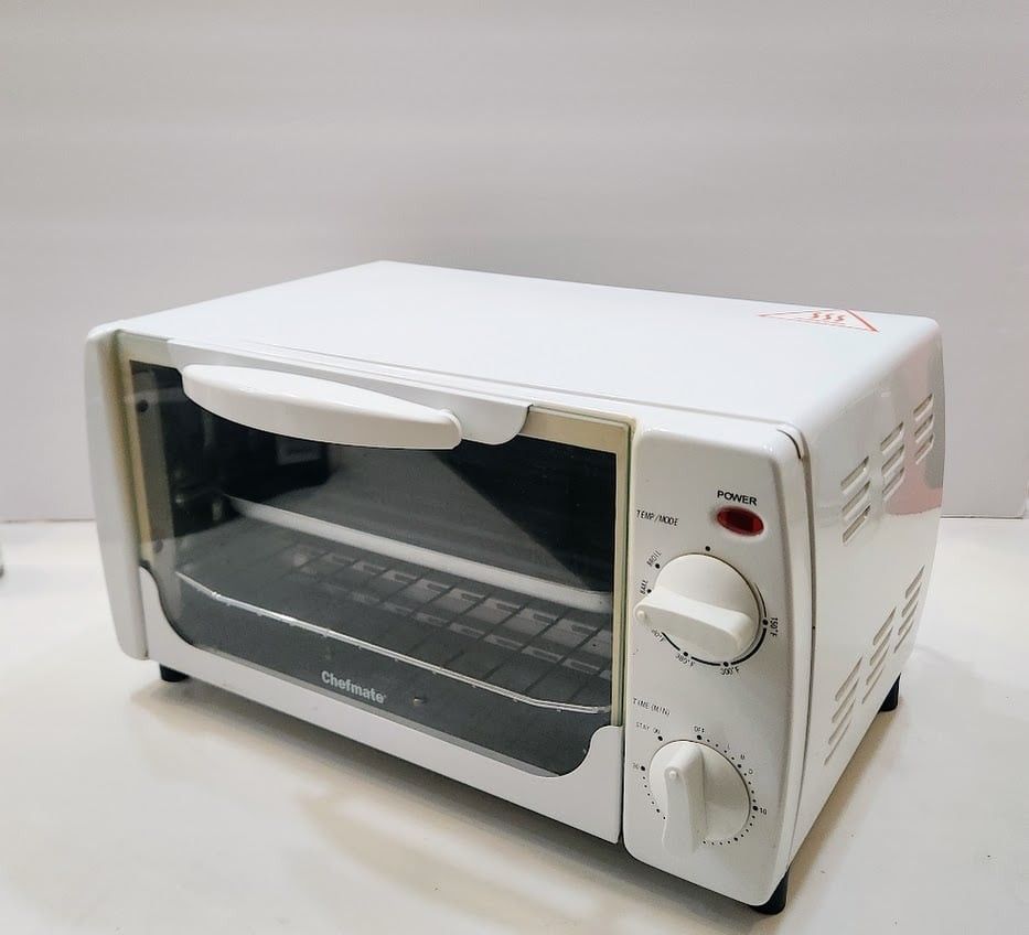 White 4 Slice Countertop Toaster Oven with Convection (Chefmate)