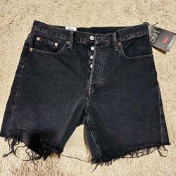 New With Tags Women’s Levi 501 Shorts, Size 28