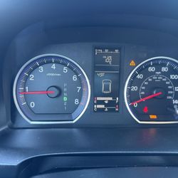 Se vende Honda CRV 2008 tique de pensión reciente puesto. La guagua tiene remotare prende de adentro de la casa? 