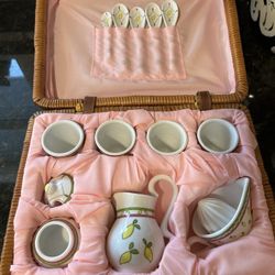 2001 Barnes And Nobles Miniature Lemonade Tea Set. 