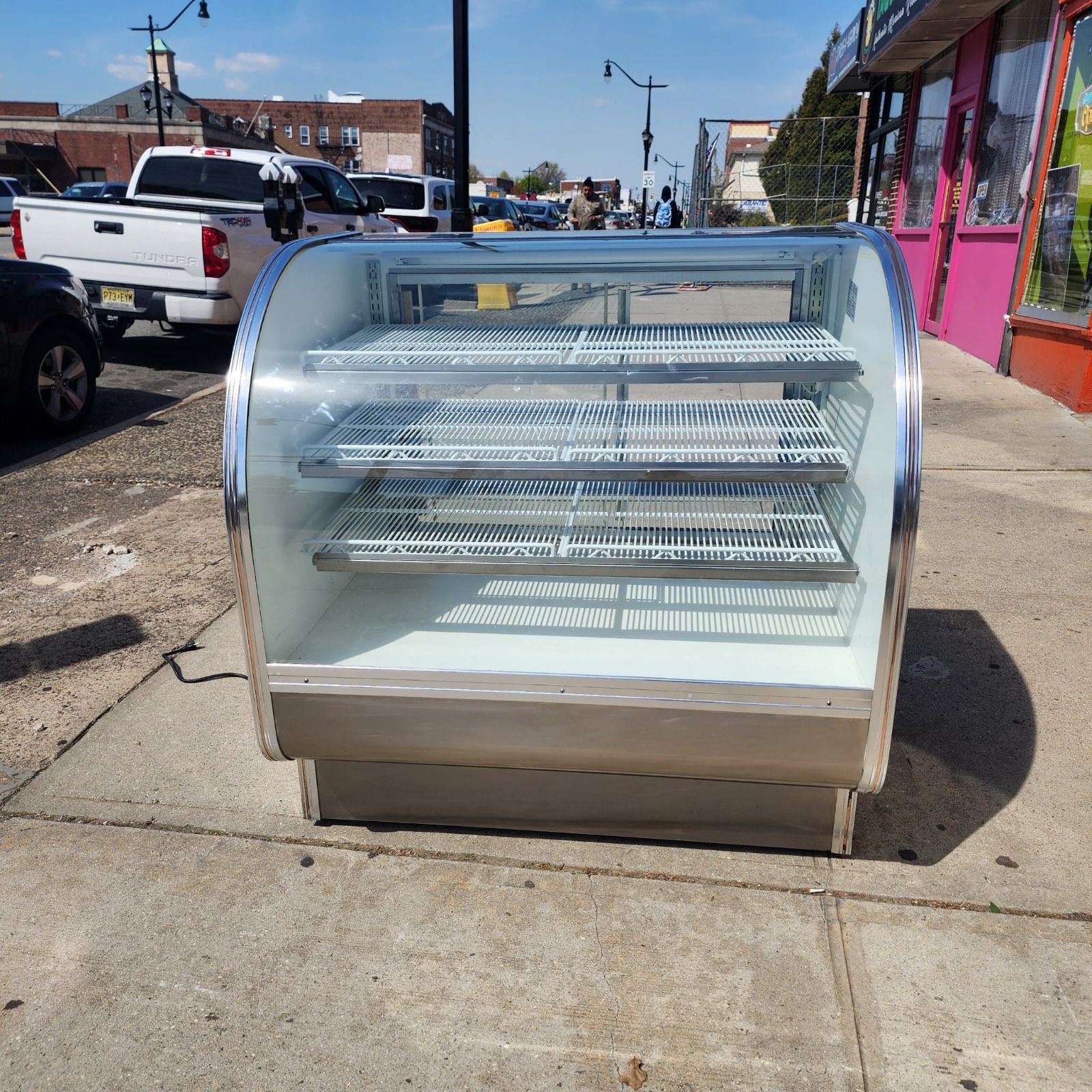 Leader 48” Refrigerated Curved Glass Bakery Case