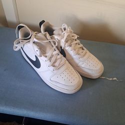 White/black Nike 7y