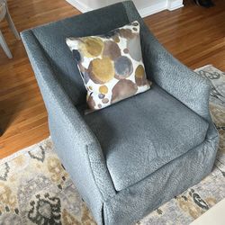 Living room chair (swivels)