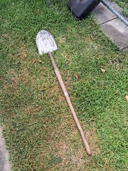 Long handled shovel