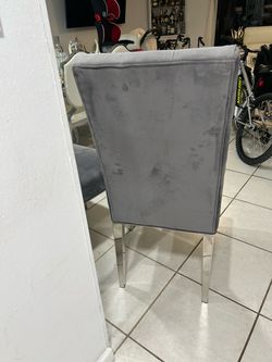 4 hermosas sillas de terciopelo color gris con patas cromadas, como nuevas, se usaron poco tiempo, cambiaron de decoracion,