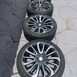 Range Rover 22” Wheels & Michelin Tires – 275/40R22 – Like New – Aftermarket Rims