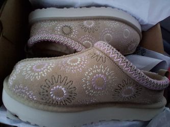 Ugh boy size 4.. 5
